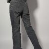 Vintage grijze jeans met rechte fit en subtiele fading. Tijdloos en makkelijk te combineren voor een rustige, moderne look.