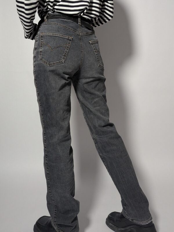 Vintage grijze jeans met rechte fit en subtiele fading. Tijdloos en makkelijk te combineren voor een rustige, moderne look.