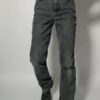Vintage grijze jeans met rechte fit en subtiele fading. Tijdloos en makkelijk te combineren voor een rustige, moderne look.