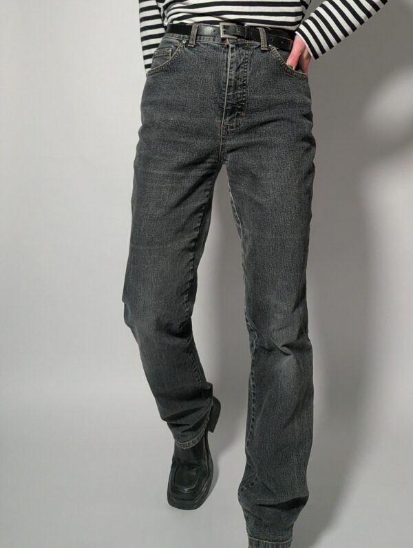 Vintage grijze jeans met rechte fit en subtiele fading. Tijdloos en makkelijk te combineren voor een rustige, moderne look.