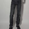 Vintage grijze jeans met rechte fit en subtiele fading. Tijdloos en makkelijk te combineren voor een rustige, moderne look.