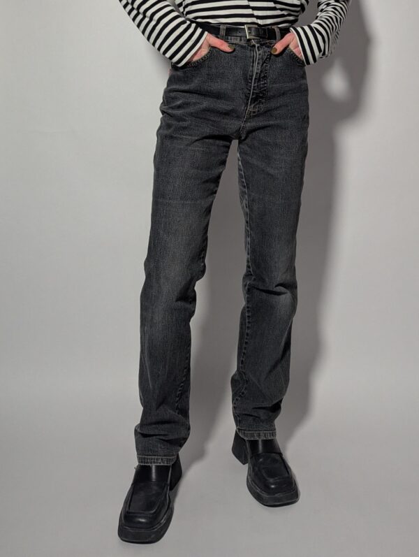 Vintage grijze jeans met rechte fit en subtiele fading. Tijdloos en makkelijk te combineren voor een rustige, moderne look.