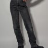 Vintage grijze jeans met rechte fit en subtiele fading. Tijdloos en makkelijk te combineren voor een rustige, moderne look.