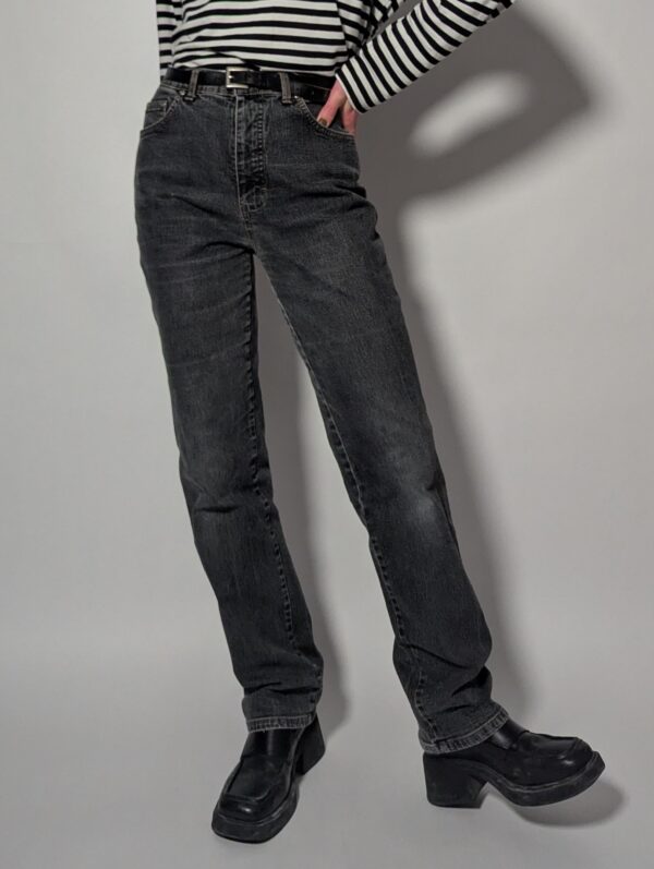 Vintage grijze jeans met rechte fit en subtiele fading. Tijdloos en makkelijk te combineren voor een rustige, moderne look.
