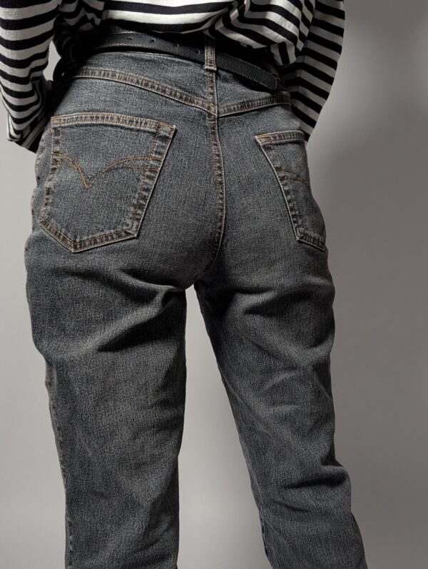 Vintage grijze jeans met rechte fit en subtiele fading. Tijdloos en makkelijk te combineren voor een rustige, moderne look.