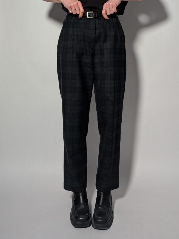 Vintage wollen broek met ruitpatroon in donkergrijs. Tijdloze pasvorm en elegante uitstraling voor koelere dagen.