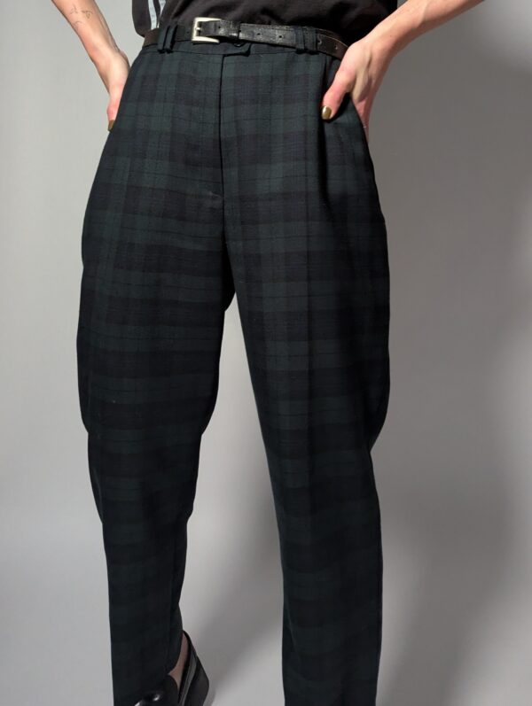 Vintage wollen broek met ruitpatroon in donkergrijs. Tijdloze pasvorm en elegante uitstraling voor koelere dagen.