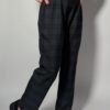 Vintage wollen broek met ruitpatroon in donkergrijs. Tijdloze pasvorm en elegante uitstraling voor koelere dagen.