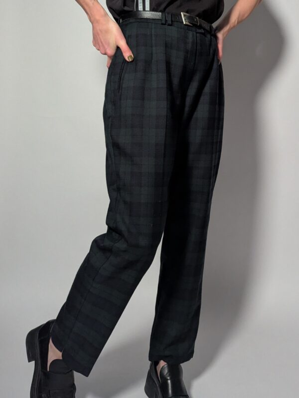 Vintage wollen broek met ruitpatroon in donkergrijs. Tijdloze pasvorm en elegante uitstraling voor koelere dagen.