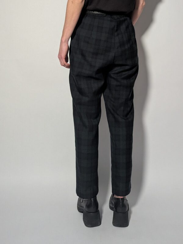 Vintage wollen broek met ruitpatroon in donkergrijs. Tijdloze pasvorm en elegante uitstraling voor koelere dagen.