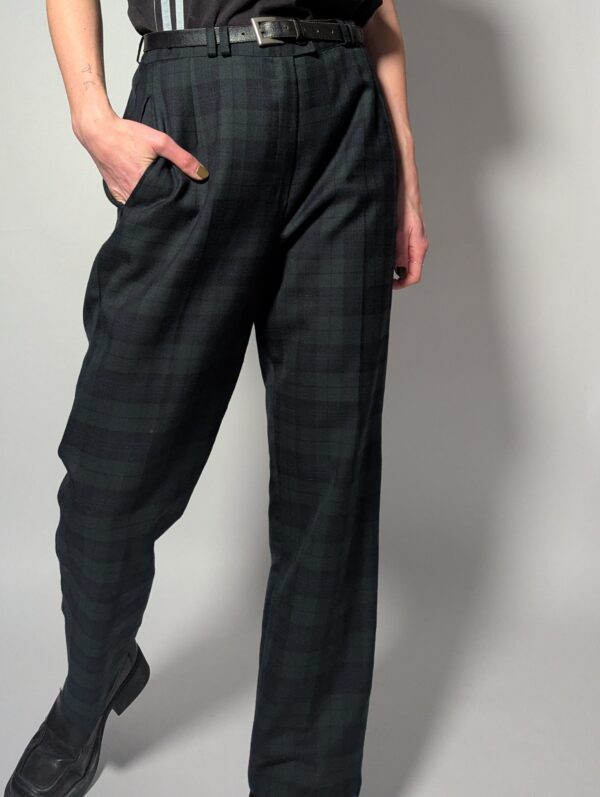 Vintage wollen broek met ruitpatroon in donkergrijs. Tijdloze pasvorm en elegante uitstraling voor koelere dagen.