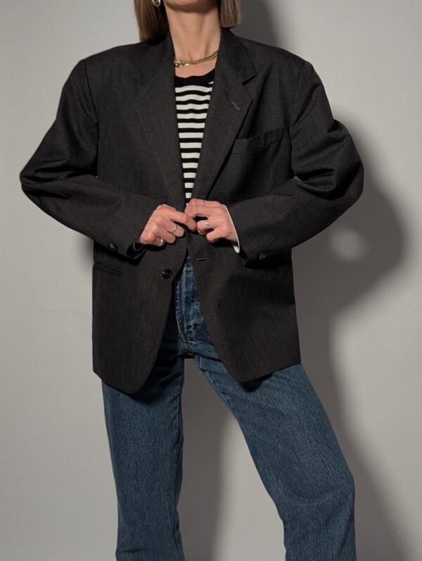 Vintage grijze blazer in charcoal tint. Tijdloos ontwerp en relaxed fit voor een moderne look.