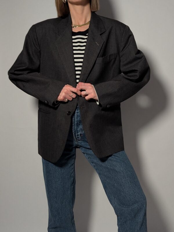 Vintage grijze blazer in charcoal tint. Tijdloos ontwerp en relaxed fit voor een moderne look.