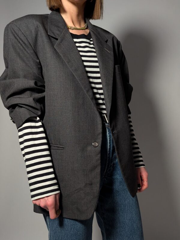 Vintage grijze blazer in charcoal tint. Tijdloos ontwerp en relaxed fit voor een moderne look.