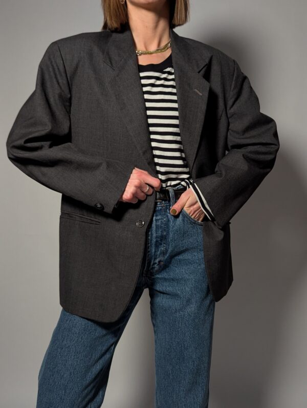 Vintage grijze blazer in charcoal tint. Tijdloos ontwerp en relaxed fit voor een moderne look.