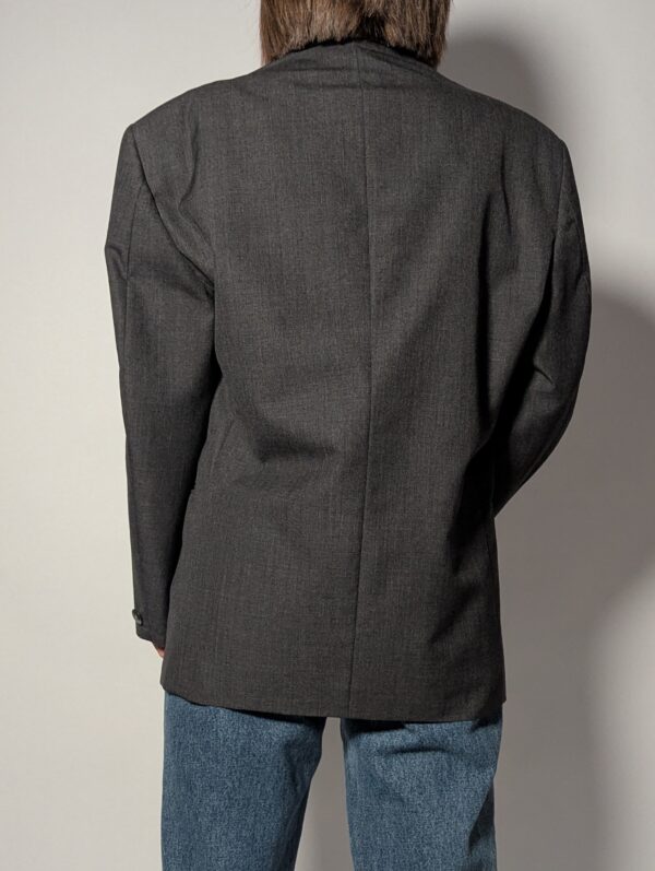 Vintage grijze blazer in charcoal tint. Tijdloos ontwerp en relaxed fit voor een moderne look.