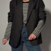 Vintage grijze blazer in charcoal tint. Tijdloos ontwerp en relaxed fit voor een moderne look.