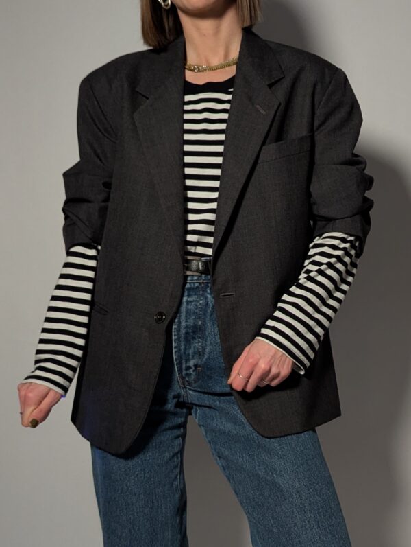 Vintage grijze blazer in charcoal tint. Tijdloos ontwerp en relaxed fit voor een moderne look.