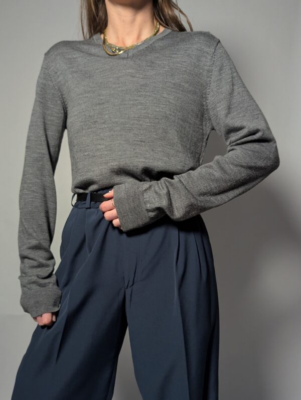 Een tijdloze grijze trui van 100% merinowol