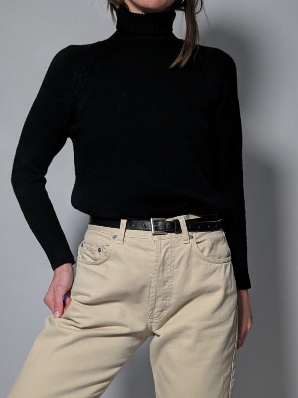 Zwarte knit met col, gemaakt van een extreem zacht materiaal