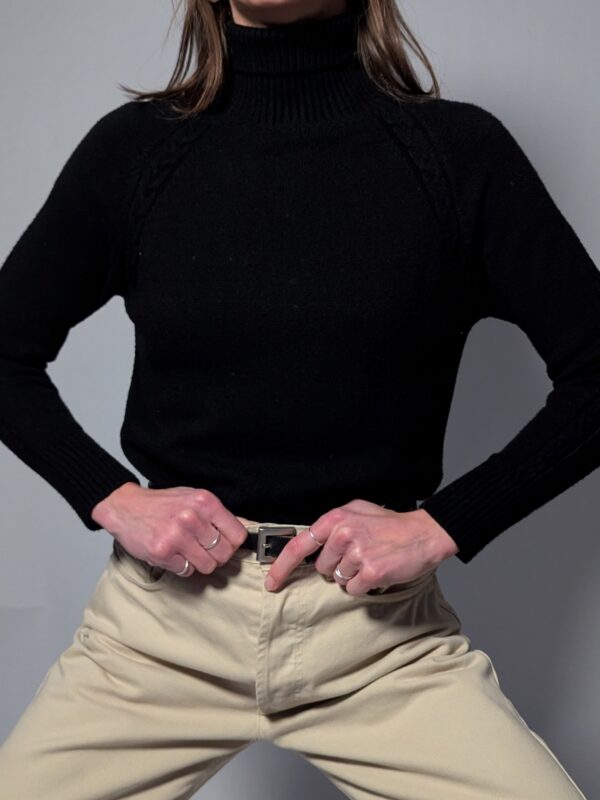 Zwarte knit met col, gemaakt van een extreem zacht materiaal