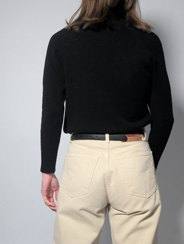 Zwarte knit met col, gemaakt van een extreem zacht materiaal