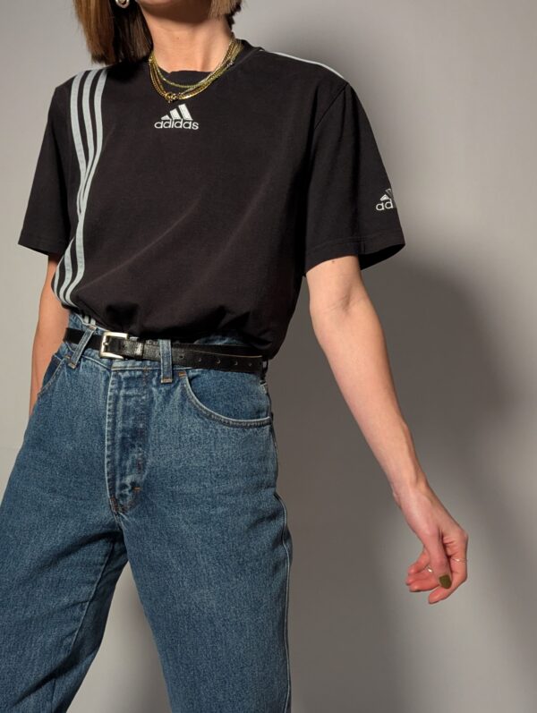 Vintage Adidas T-shirt met iconische strepen. Zwart, comfortabel en perfect voor een casual look.