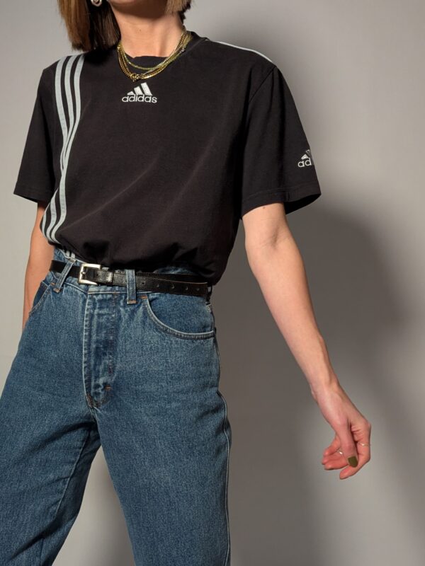 Vintage Adidas T-shirt met iconische strepen. Zwart, comfortabel en perfect voor een casual look.