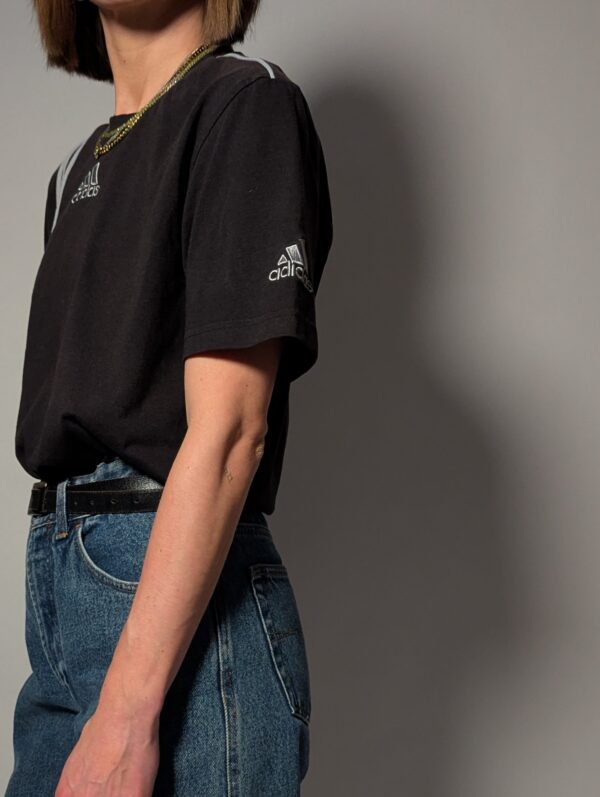 Vintage Adidas T-shirt met iconische strepen. Zwart, comfortabel en perfect voor een casual look.