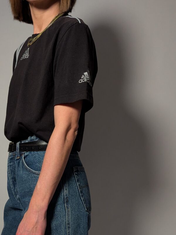 Vintage Adidas T-shirt met iconische strepen. Zwart, comfortabel en perfect voor een casual look.