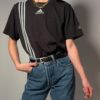 Vintage Adidas T-shirt met iconische strepen. Zwart, comfortabel en perfect voor een casual look.