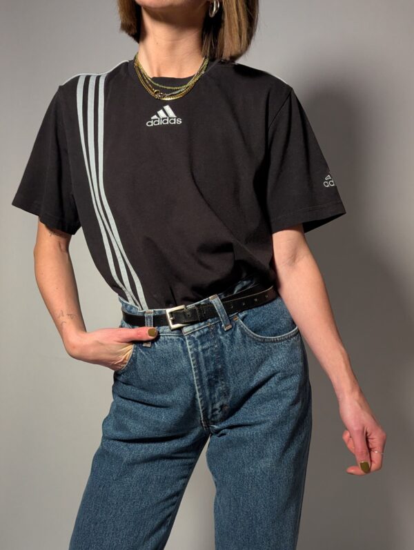 Vintage Adidas T-shirt met iconische strepen. Zwart, comfortabel en perfect voor een casual look.