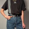Vintage Adidas T-shirt met iconische strepen. Zwart, comfortabel en perfect voor een casual look.