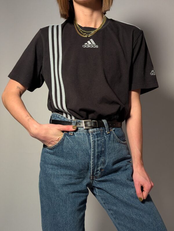 Vintage Adidas T-shirt met iconische strepen. Zwart, comfortabel en perfect voor een casual look.