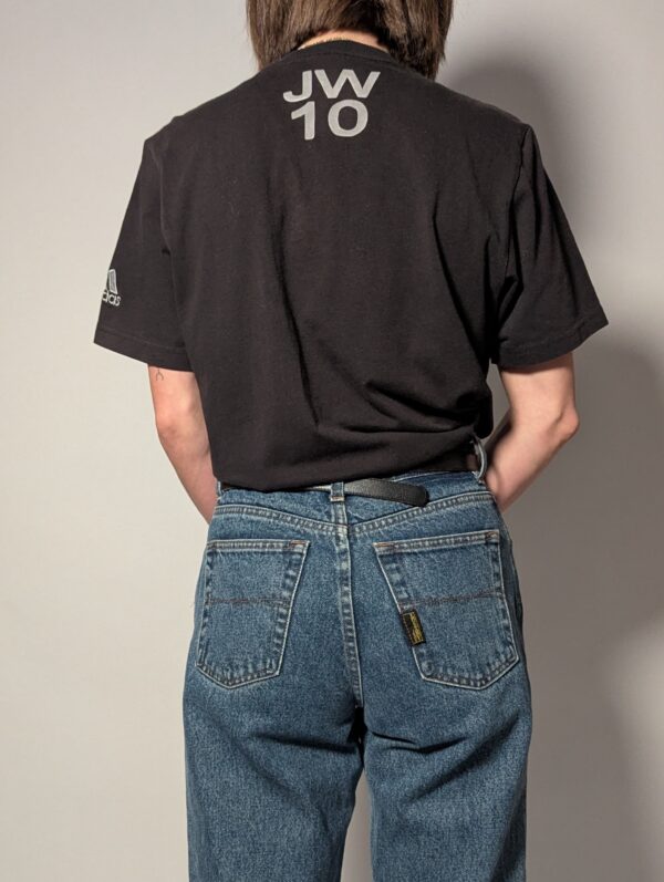 Vintage Adidas T-shirt met iconische strepen. Zwart, comfortabel en perfect voor een casual look.