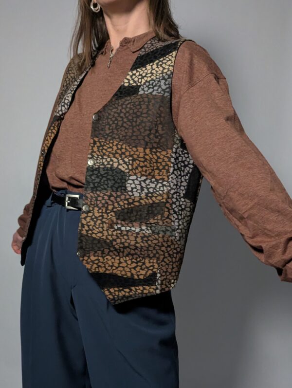 Vintage gilet van suède met een speels patchwork van aardse kleuren