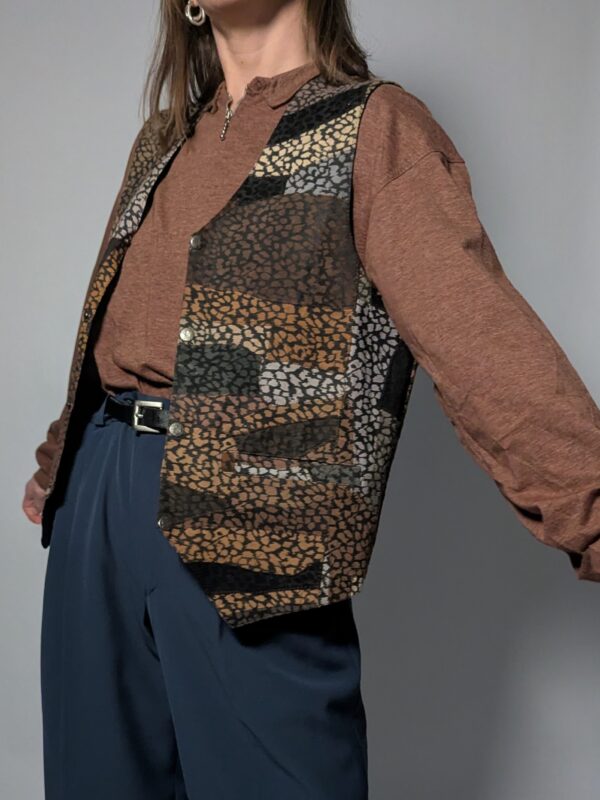 Vintage gilet van suède met een speels patchwork van aardse kleuren