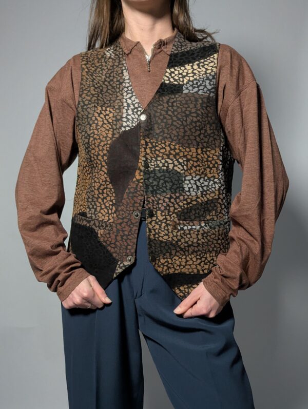 Vintage gilet van suède met een speels patchwork van aardse kleuren