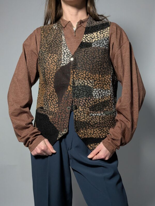 Vintage gilet van suède met een speels patchwork van aardse kleuren