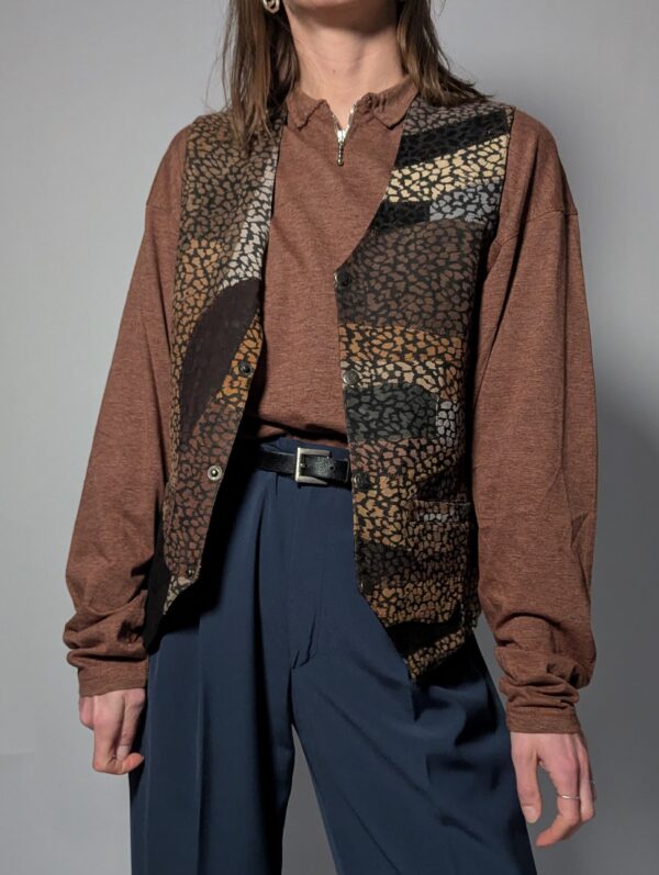 Vintage gilet van suède met een speels patchwork van aardse kleuren