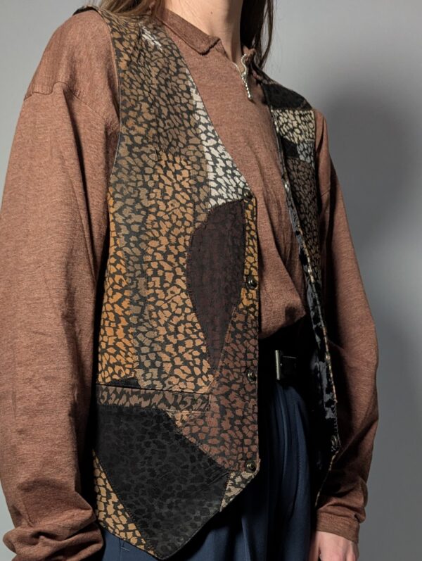 Vintage gilet van suède met een speels patchwork van aardse kleuren