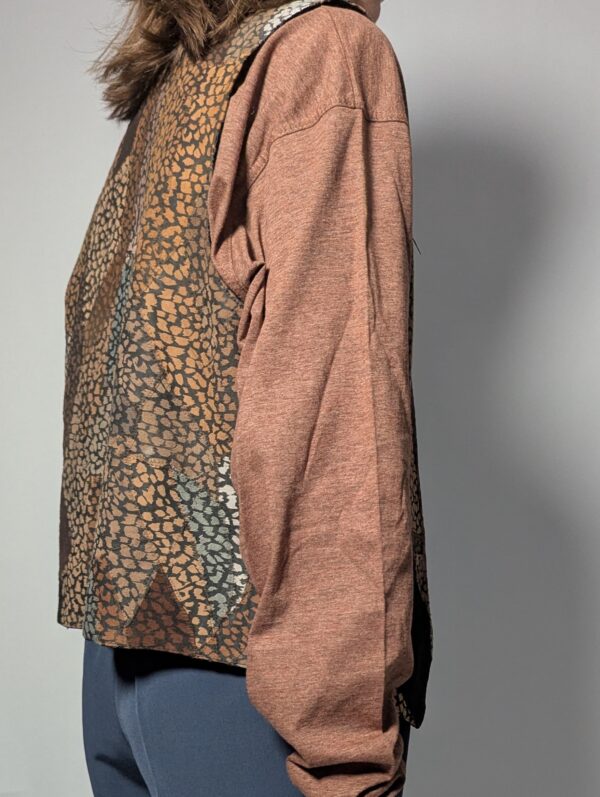 Vintage gilet van suède met een speels patchwork van aardse kleuren