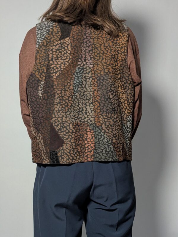 Vintage gilet van suède met een speels patchwork van aardse kleuren