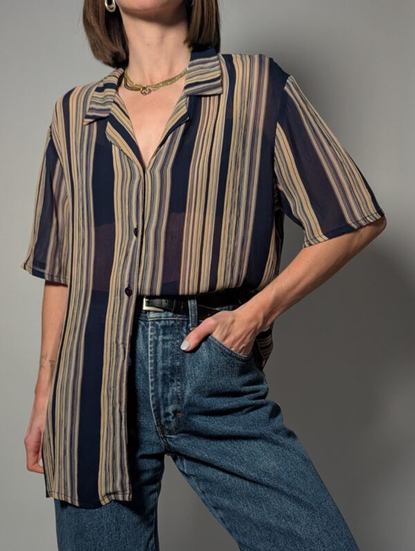 Vintage gestreepte blouse in navy en beige met verticale lijnen