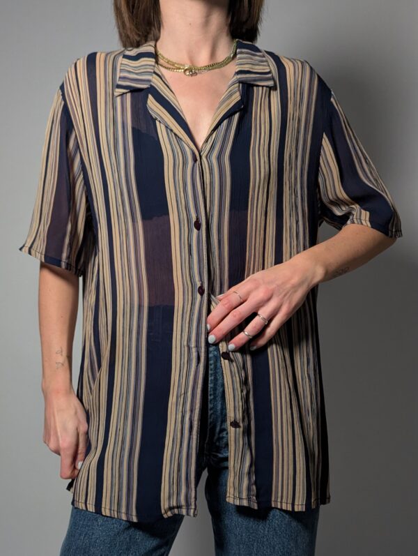 Vintage gestreepte blouse in navy en beige met verticale lijnen