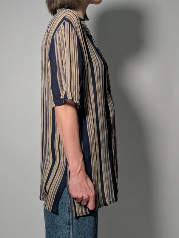 Vintage gestreepte blouse in navy en beige met verticale lijnen