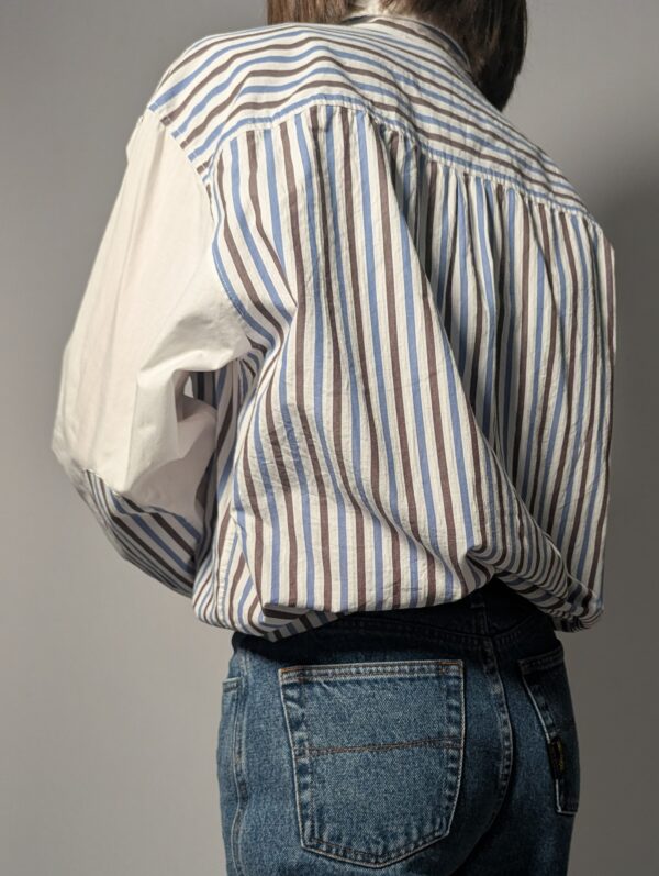 Vintage gestreepte blouse met contrasterende effen mouwen