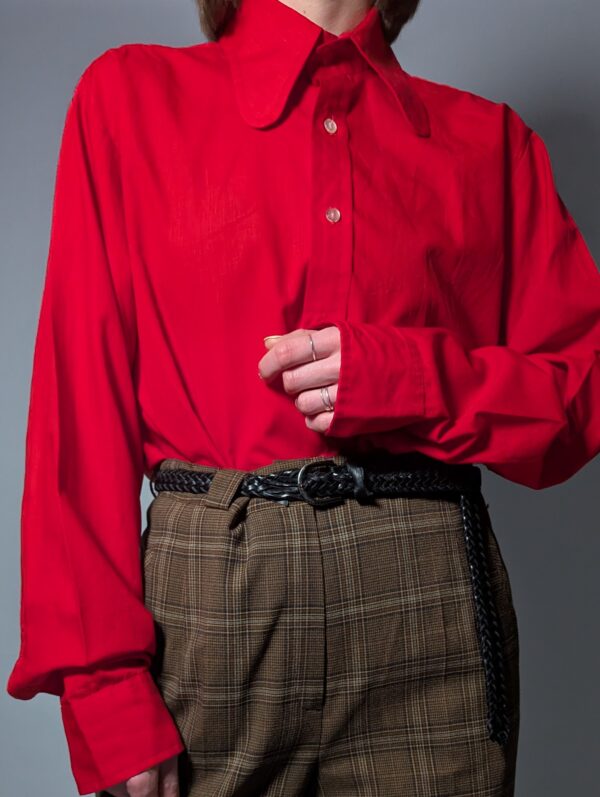 Rode katoenen blouse met afgeronde kraag