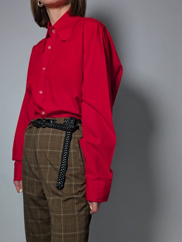 Rode katoenen blouse met afgeronde kraag