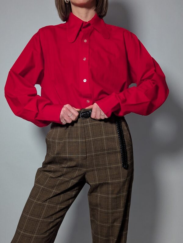 Rode katoenen blouse met afgeronde kraag